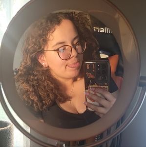 Meet your Posher, Claire